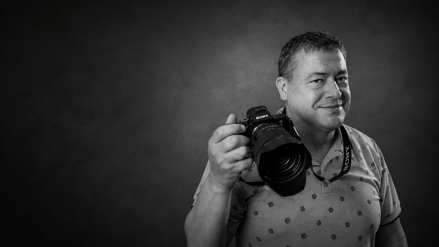 Portret van fotograaf Jeroen Stahlecker met camera