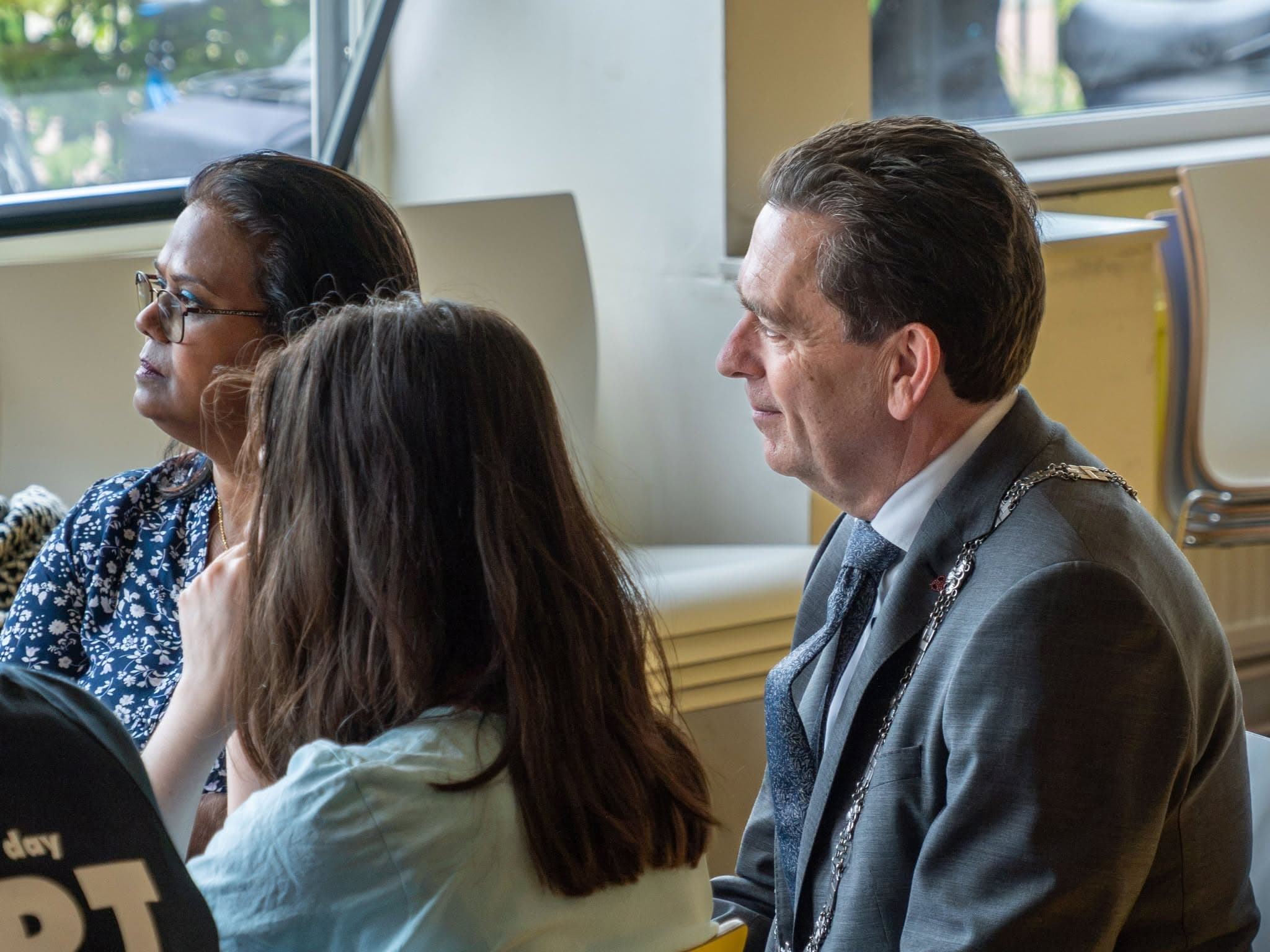 Burgemeester in gesprek tijdens een gemeentelijke bijeenkomst