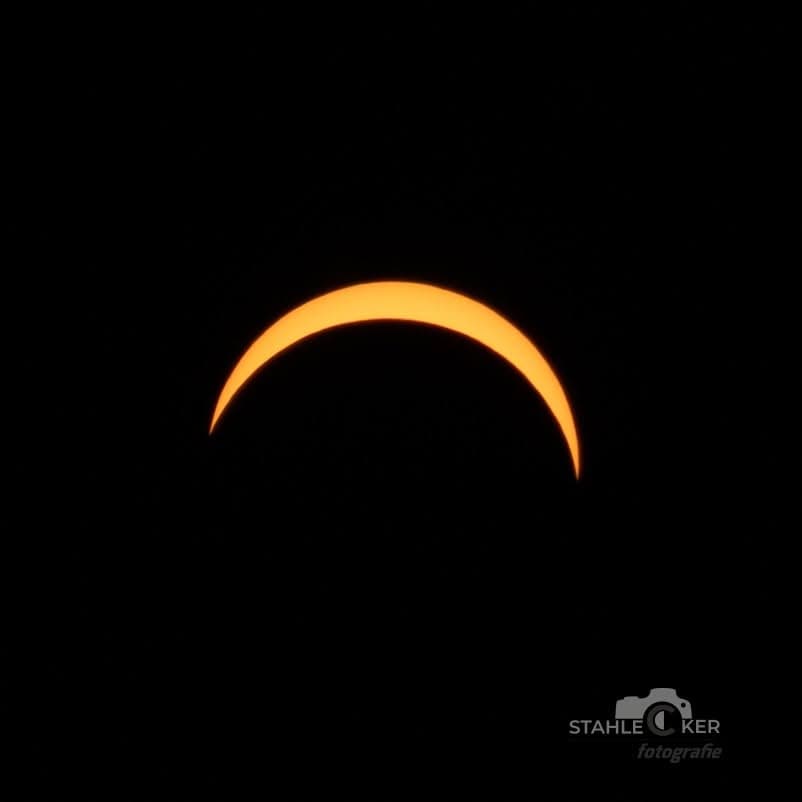 Ringvormige zonsverduistering tegen een zwarte lucht